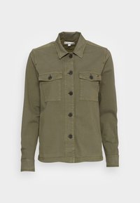 Olivově zelená košile s dlouhým rukávem z bavlny. Má dvě náprsní kapsy, černé knoflíky a klasický límec. Jednoduchý, na míru ušitý design.