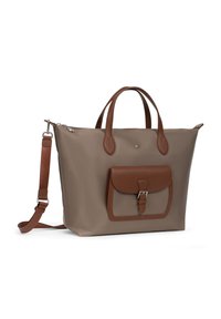 Borsa tote color taupe con manici in cuoio marrone, tasca anteriore con fibbia e tracolla regolabile su sfondo bianco.