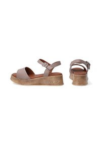 Wedge sandalen met een lichtbruine synthetische bovenkant, verstelbare band en een structuur met houtpatroon aan de onderkant. Open teen ontwerp en gevoerde binnenzool.