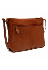 Ruskea nahkainen ristikkäiskassi, jossa on sileä pinta, vetoketjullinen etutasku ja säädettävä hihna; suorakaiteen muotoinen ompelu yksityiskohdilla.