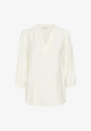 Balta blūze no viegla auduma, ar V-veida kakla izgriezumu, trīs ceturtdaļu puff piedurknēm un brīvu piegriezumu.