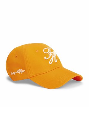 Leuchtend orangefarbene Baseballkappe mit weißen bestickten "TH"-Initialen vorne und dem Text "Tommy Hilfiger" an der Seite.