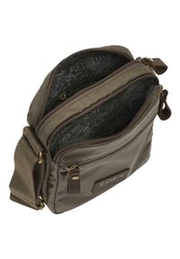 Bolsa de hombro de lona verde oliva con dos compartimentos con cremallera, tejido texturizado, detalles de cuero y forro interior con estampado.