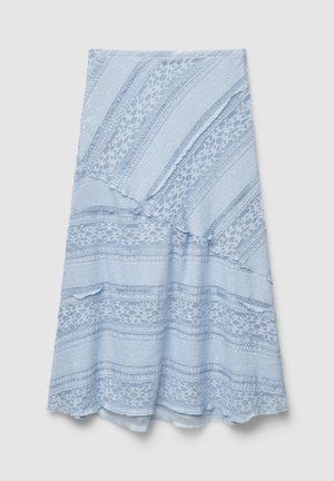 Hellblauer Rock mit einer strukturierten Stoffoberfläche, die diagonale Streifen und Spitzendetails zeigt. Der Saum ist leicht abgerundet und hat ausgefranste Kanten.