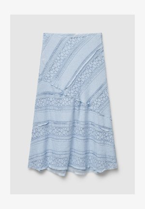 Hellblauer Rock mit einer strukturierten Stoffoberfläche, die diagonale Streifen und Spitzendetails zeigt. Der Saum ist leicht abgerundet und hat ausgefranste Kanten.