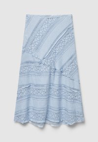 Jupe bleu clair en tissu texturé avec des rayures diagonales et des motifs en dentelle. L'ourlet est légèrement arrondi avec des bords effilochés.