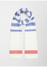 Écharpe rayée présentant des rayures bleues et blanches avec une bande d'accent rouge aux extrémités. Fabriquée en un tissu doux et léger avec des bords effilochés.