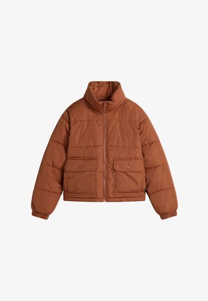 Brun pufjakke med høj krave, frontlynlås og to store klaplommer. Har quiltet design og elastiske manchetter.