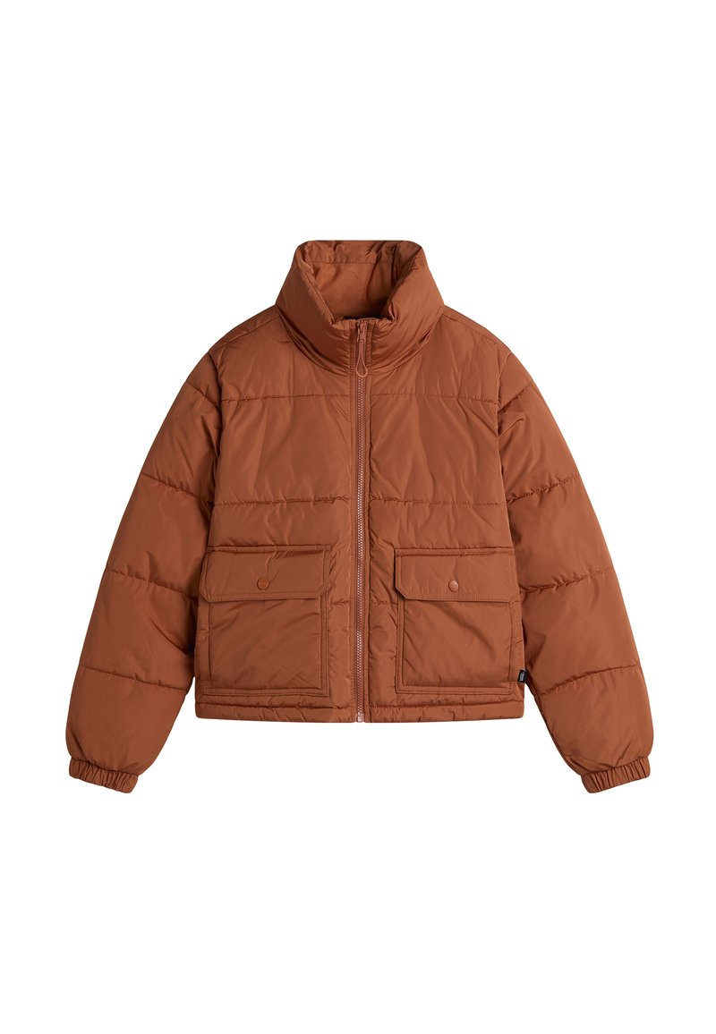 Veste matelassée marron avec col montant, fermeture éclair avant et deux grandes poches à rabat. Présente un design matelassé et des poignets élastiques.