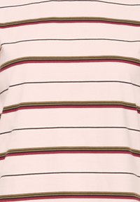 Tissu rose clair avec des rayures horizontales en noir, vert olive et rouge foncé, uniformément espacées sur la surface.