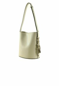 Cremefarbene Leder-Schultertasche mit gewölbtem oberen Rand, kurzem Schulterriemen und dekorativen Metallakzenten an der Seite. Glatte Struktur.