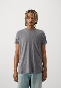 Graues kurzärmliges T-Shirt aus weichem Stoff, mit Rundhalsausschnitt und kleinem Logo auf der Brust. Schlichtes Design, normale Passform.