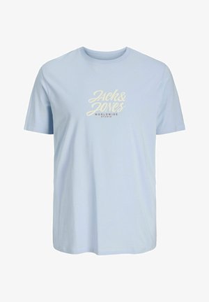 Gaiši zils kokvilnas T-krekls ar īsām piedurknēm, apaļu dekoltē, un baltu logotipu "Jack & Jones" ar "WORLDWIDE STUDIO" bordo krāsā apakšā.