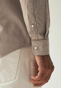 Next STRIPE ROLL - Camisa - natural