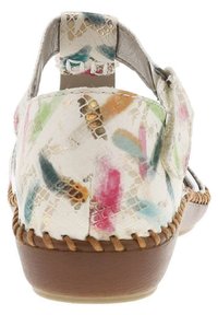 Sandalias multicolores con parte superior de cuero con estampado, suela marrón y detalles trenzados en el borde. Diseño de espalda abierta con correa ajustable.