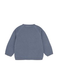 Lyseblå strikket sweater med et struktureret mønster, raglanærmer og ribbede manchetter og kant. Har en rund halsudskæring og en sømdetalje på ryggen.
