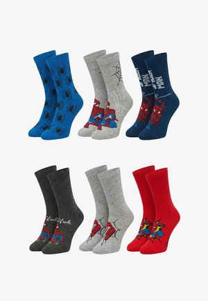 Six paires de chaussettes colorées sur le thème de Spider-Man en bleu, gris, marine, noir, gris clair et rouge, avec divers motifs et textes Spider-Man.