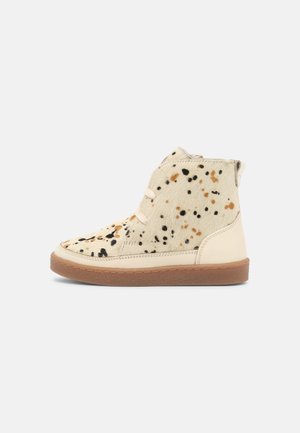 Winter boots - beige
