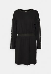Svart klänning med långa ärmar, rund halsringning, elastisk midja och kontrasterande sidostripes med textaccenter. Slät bomullstextur.