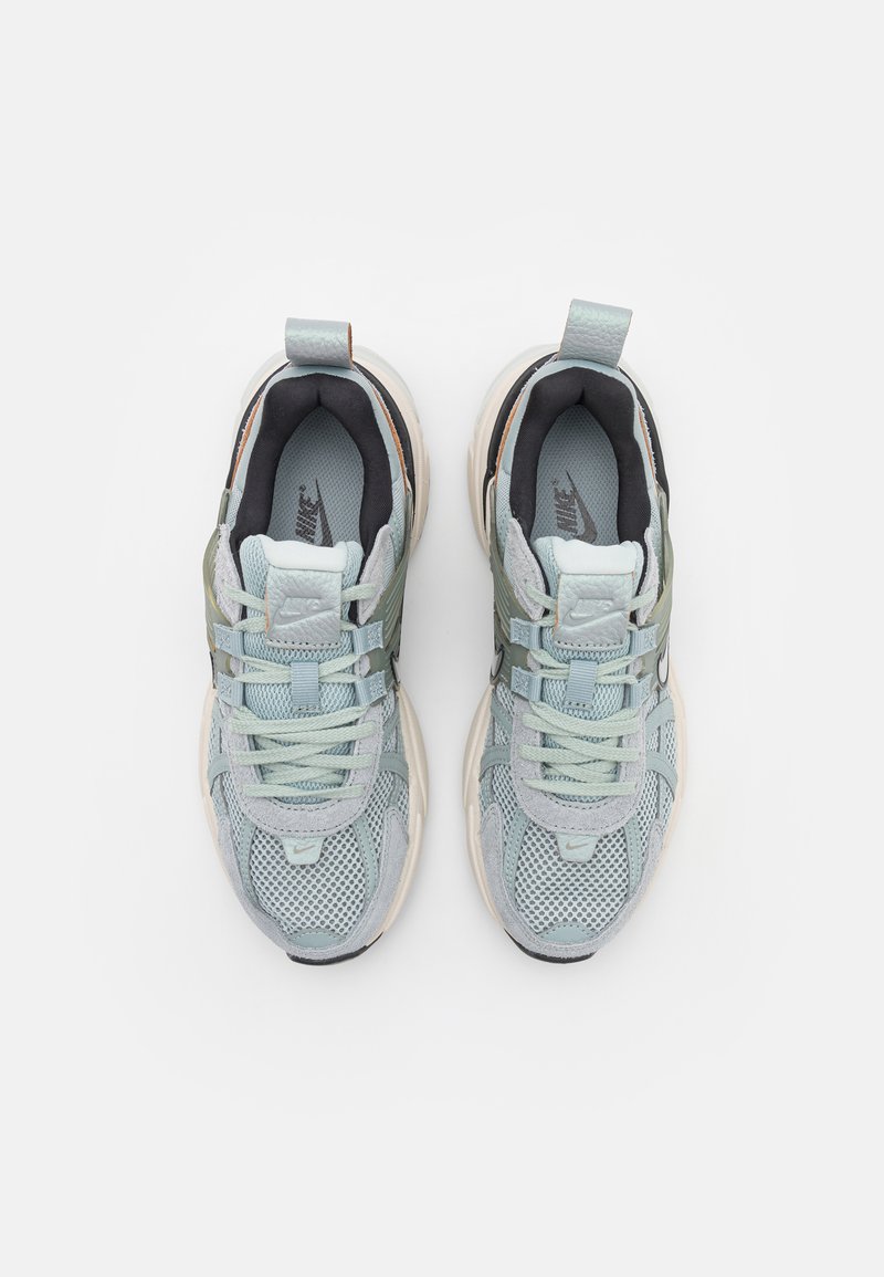 Baskets en mesh bleu clair avec des accents gris, semelle épaisse crème et lacets. Comprend une languette en boucle et des superpositions texturées sur les côtés.