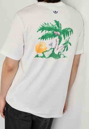 Biała koszulka z kolorową grafiką palmy, flagą do dołka golfowego z numerem 19 oraz pomarańczowym słońcem na plecach, poniżej małe granatowe logo.