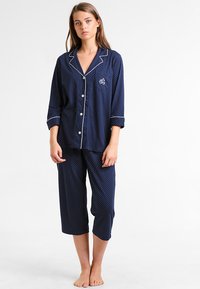 Lauren Ralph Lauren - HERITAGE  SLEEVE CLASSIC NOTCH COLLAR SET - Pyjama - dot navy/white Miniatuurafbeelding 1