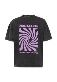 Zwarte oversized T-shirt met een paarse spiraalafbeelding en de tekst "PROTEST & CO" en "SUNNY VIBES FOREVER" in een retro lettertype.
