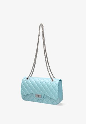 Sac à main en cuir matelassé bleu clair avec bandoulière en chaîne argentée et fermeture à loquet tournant argenté.