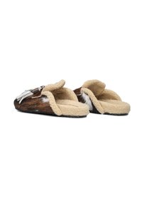 Faux fur slippers met een bruin en crème kleurenschema, voorzien van een zachte fleece voering en een open teen ontwerp. Aangevuld met lichte hardware.