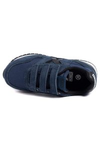 Zapatillas de deporte azul oscuro con una combinación de materiales de ante y malla. Presenta correas de velcro, suela de goma y acentos en negro.