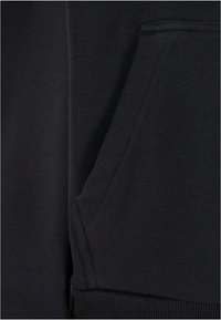 Felpa nera con cappuccio, caratterizzata da una tasca a marsupio anteriore, polsi e orlo a costine. Realizzata in un tessuto morbido e liscio con dettagli di cucitura minimi.