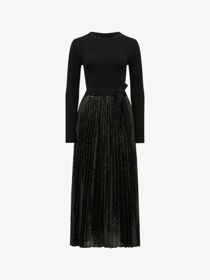 Čierne dlhé šaty s ribovaným topom s ozdobným výstrihom, plisovanou sukňou s flitrami a opaskom z rovnakého materiálu v páse.