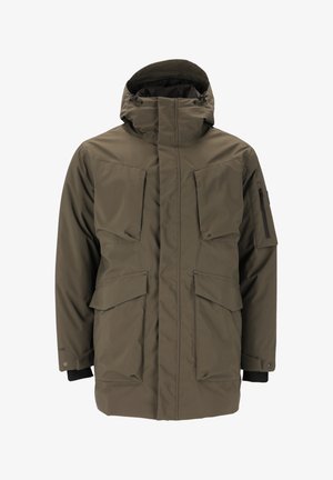Parka vert olive avec un col montant, fermeture éclair, plusieurs grandes poches avant et une poche zippée sur la manche. Matériau imperméable.