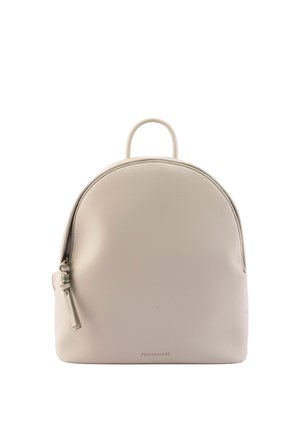 Beiger Leder-Rucksack mit abgerundetem Oberteil, einzelne Reißverschlussöffnung mit Quasten-Anhänger und oberem Griff, minimalistische Markenkennzeichnung unten in der Mitte.