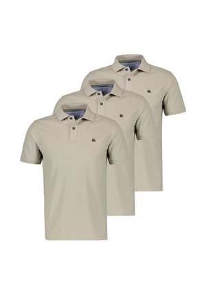 Trzy beżowe polo z krótkim rękawem, zapinane na guziki przy kołnierzyku, z małym ciemnoniebieskim logo na lewej piersi, ułożone nachodzące na siebie.