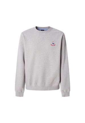Sudadera gris con cuello redondo, mangas largas, puños y cintura acanalados. Presenta un pequeño logo bordado con acentos en rojo y azul.