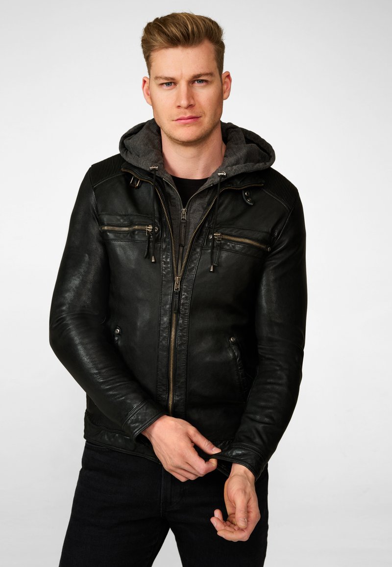 Schwarze Lederjacke mit grauem Kapuzen, ausgestattet mit Reißverschlusstaschen und gerippten Akzenten an den Schultern. Semifit-Design mit strukturiertem Finish.