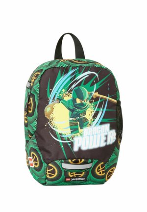 Grüner Kinderrucksack mit LEGO Ninjago Charakter, der einen Stab hält, und dem Schriftzug „Dragon Power“ auf der Vorderseite.