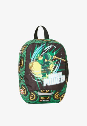 Dětský zelený batoh s postavičkou LEGO Ninjago držící hůl a textem „Dragon Power“ na přední kapse.