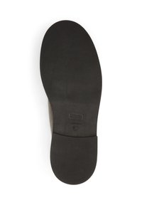 Semelle d'une chaussure noire avec une texture antidérapante, taille 37, et "Fabriqué en Roumanie" imprimé sur la partie du talon.