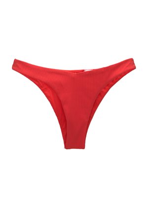 Bas de bikini rouge à côtes avec un design haut et une couverture minimale, présentant une texture lisse et sans matériel ou accents visibles.