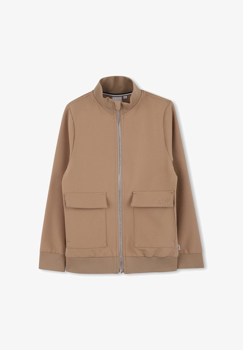 Casaco bege com fecho de correr, gola alta, dois bolsos frontais com aba, mangas longas e punhos e bainha canelados.