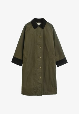 Long manteau vert olive avec col et poignets noirs, boutons-pression à l'avant et poches latérales, conçu pour être porté à l'extérieur.