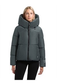 Mørkegrå pufferjakke med en stor, struktureret hætte, lynlås foran og sidelommer. Har en glat, mat finish og syning detaljer.