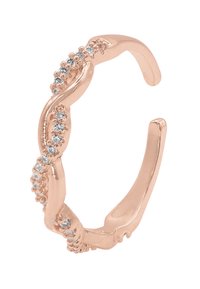 Anello a bracciale in oro rosa con design intrecciato e piccole pietre trasparenti scintillanti incastonate lungo la fascia, superficie liscia e bordi arrotondati.