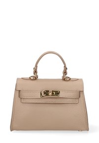 Borsa a mano in pelle beige con forma strutturata, manico superiore e accessori in oro. Presenta una chiusura a patta con dettaglio a fibbia. Superficie testurizzata.