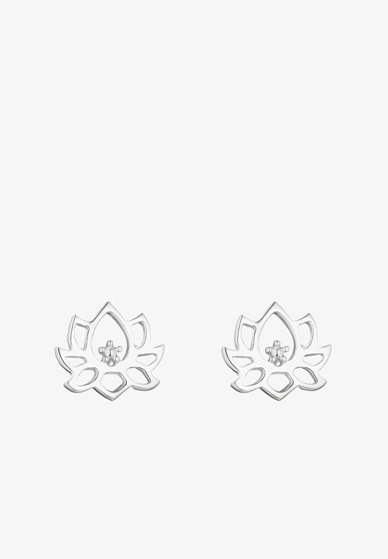 Boucles d'oreilles clous en forme de fleur de lotus en argent avec des pétales ouverts et de petits détails en perles au centre sur fond blanc.
