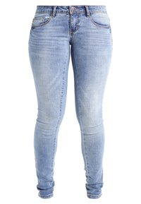 Jeans skinny de mezclilla azul claro con un lavado desgastado, diseño de cinco bolsillos y cierre de cremallera. Detalles de costura a lo largo de las costuras y los bolsillos.