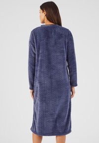 Accappatoio lungo, a maniche lunghe, dal taglio al ginocchio, in morbido tessuto blu navy testurizzato con motivo a zig-zag e scollatura arrotondata.