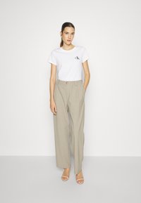 Calvin Klein Jeans MONOLOGO SLIM TEE 2 PACK - Jednoduché tričko - warm sand/bright white